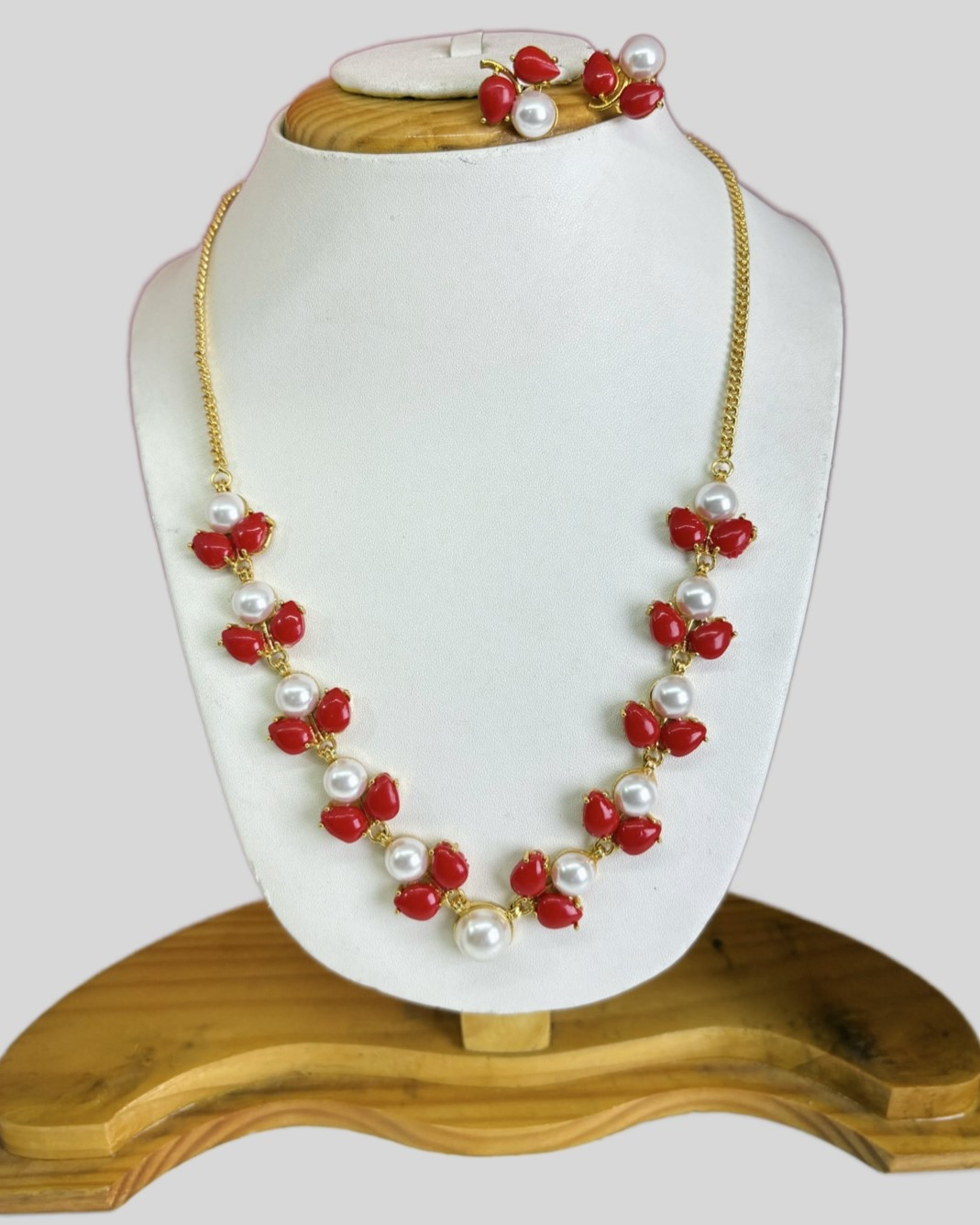 8 Handmade Gold-Plated South Indian Necklace & Earrings Set with Simulated Pearls and Coral Stones. - Image 1